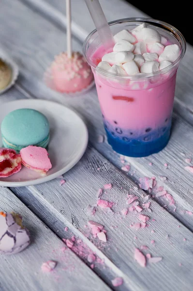 Té de burbuja en color rosa y azul en una taza de plástico con una paja. Colores suaves y hermosos — Foto de Stock