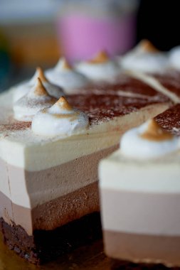 dört kahverengi tonları ile pasta katman. Burada çikolata için krem.