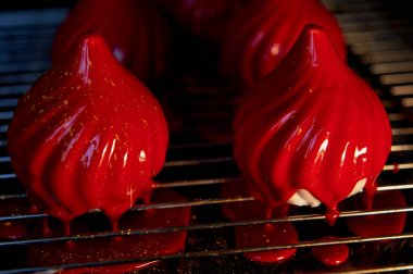 Ateş berry kek, limonlu jöle serdtsevinka içinde yoğunlaştırılmış süt, inanılmaz derecede parlak ayna gibi sırlıdır kaplı hassas bir krem Mus gizleyen ve ganache inanılmaz faydalı oblepiha