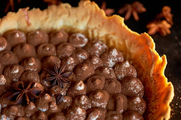 Bolo de queijo Tiramisu. A combinação de duas sobremesas incríveis em uma. A minha verdadeira descoberta A base pastelaria crumbly shortcrust com farinha de amêndoa, café e chantilly camada, e coberto com real — Fotografia de Stock