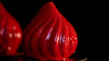 Ateş berry kek, limonlu jöle serdtsevinka içinde yoğunlaştırılmış süt, inanılmaz derecede parlak ayna gibi sırlıdır kaplı hassas bir krem Mus gizleyen ve ganache inanılmaz faydalı oblepiha