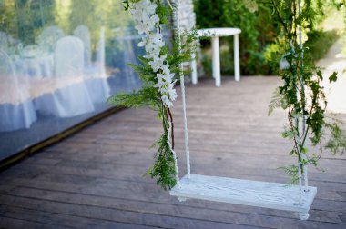 Salıncak düğün çiçek söğüt dalları üzerinde asılı süslenmiş