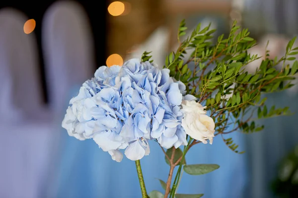 时尚、时尚的婚礼拱门装饰着蓝色和白色不同的花朵。花卉设计。夏季餐厅, 可在河边或海上准备婚礼背景. — 图库照片