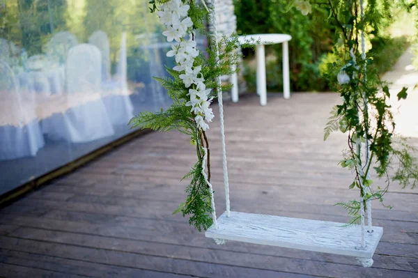 Salıncak düğün çiçek söğüt dalları üzerinde asılı süslenmiş