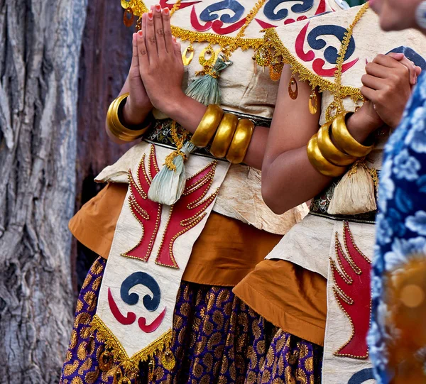 Traje nacional indonesio, manos en pulseras de oro. Colores brillantes — Foto de Stock