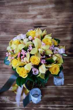 Taze sarı buket Sarı Gül ve pembe çilek. Parlak renkler