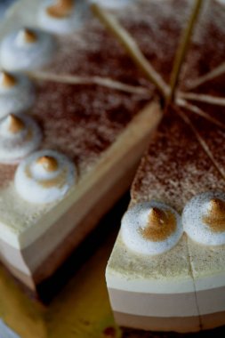 dört kahverengi tonları ile pasta katman. Burada çikolata için krem.