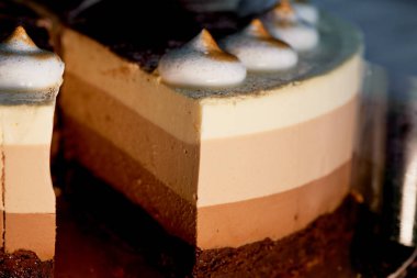 dört kahverengi tonları ile pasta katman. Burada çikolata için krem.