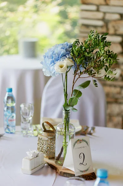 时尚、时尚的婚礼拱门装饰着蓝色和白色不同的花朵。花卉设计. 在户外的夏季餐厅准备婚礼背景在河或海. — 图库照片