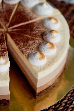 dört kahverengi tonları ile pasta katman. Burada çikolata için krem.