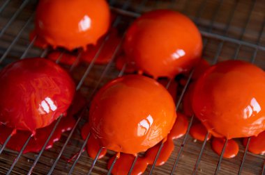 massovoe kek ayna sır ile. Mutfak sanat eseri. Döküm süreci.