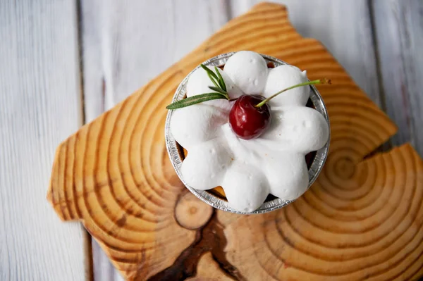 peynirli kek kiraz tartlets ile. Şekilleri ilginç ahşap çerçeve