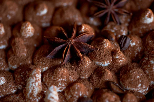 A textura dos topos do bolo tiramisu, chapéus creme polvilhado com cacau e decorado com anis estrela — Fotografia de Stock