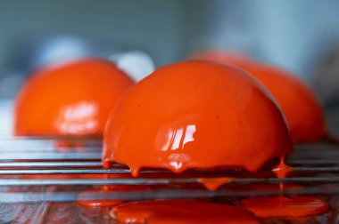 massovoe kek ayna sır ile. Mutfak sanat eseri. Döküm süreci.