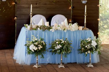 Mavi ve beyaz farklı çiçeklerle süslenmiş şık ve modaya uygun kemer düğün. Çiçek Design.Summer restoranda açık havada düğün arka plan nehir veya deniz için hazırlık.