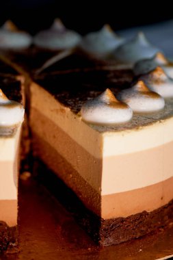 dört kahverengi tonları ile pasta katman. Burada çikolata için krem.