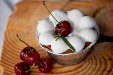 peynirli kek kiraz tartlets ile. Şekilleri ilginç ahşap çerçeve