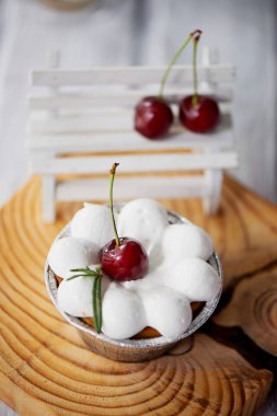 peynirli kek kiraz tartlets ile. Şekilleri ilginç ahşap çerçeve