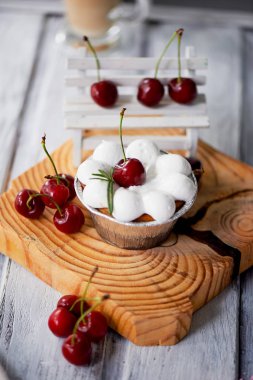 peynirli kek kiraz tartlets ile. Şekilleri ilginç ahşap çerçeve