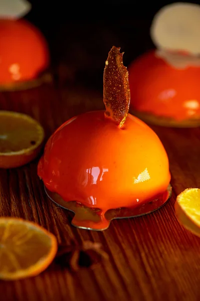 Апельсиновый торт из мусса. Яркий, сочный, цитрусовый массовый торт состоит из апельсинового мусса и печенья с маслом . — стоковое фото