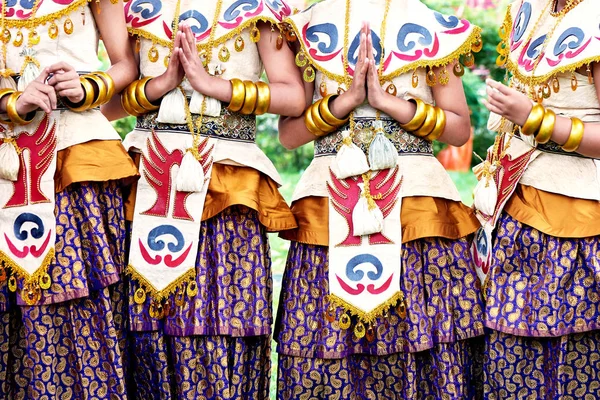 Traje nacional indonesio, manos en pulseras de oro. Colores brillantes — Foto de Stock