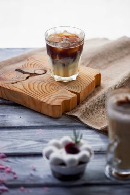 Hong Kong bir saman ile bir bardak kahve alayım. ilginç ahşap arka plan