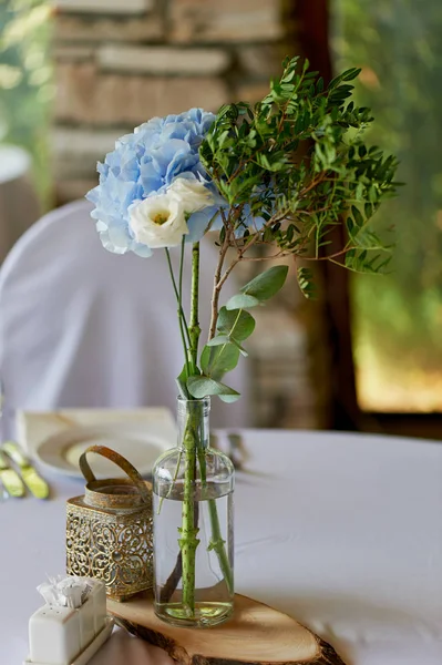 时尚、时尚的婚礼拱门装饰着蓝色和白色不同的花朵。花卉设计. 在户外的夏季餐厅准备婚礼背景在河或海. — 图库照片
