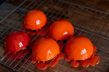 massovoe kek ayna sır ile. Mutfak sanat eseri. Döküm süreci.