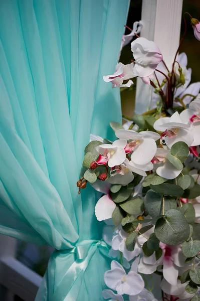 Wedding Arch of turquoise color on background lake — Stock Photo, Image