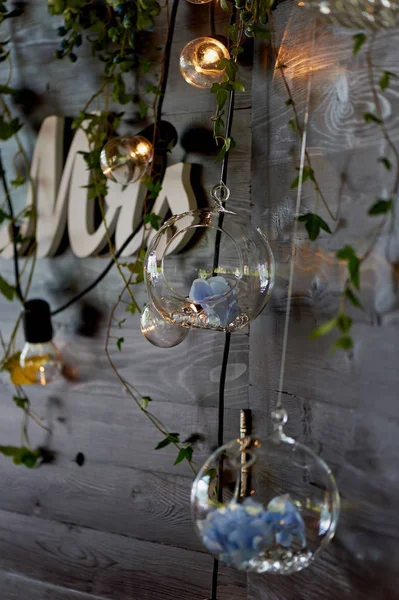 Cam Top, duvarda asılı. Mavi ortancaları içinde. Floristik düğün