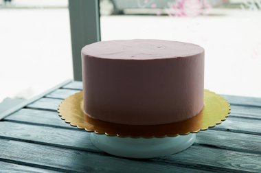 Pembe Pasta krema ile kaplı mükemmel şekildir. Kürsüde. , Sonra donma dekore edilmiş değil