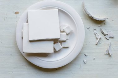 Fransız işyerinde. Resim için boşluklar. Yaratıcı bir atölye. Parlak renklerde minimalist kompozisyon