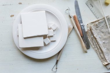 Fransız işyerinde. Resim için boşluklar. Yaratıcı bir atölye. Parlak renklerde minimalist kompozisyon