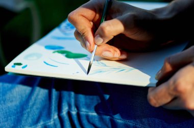 suluboya resim yaratıcı süreci. İnce fırça tuval dokunur