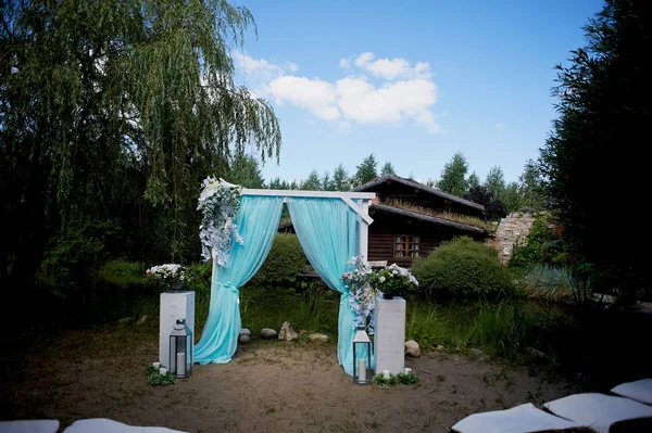 Turkuaz rengi arka plan göl kenarında düğün kemer