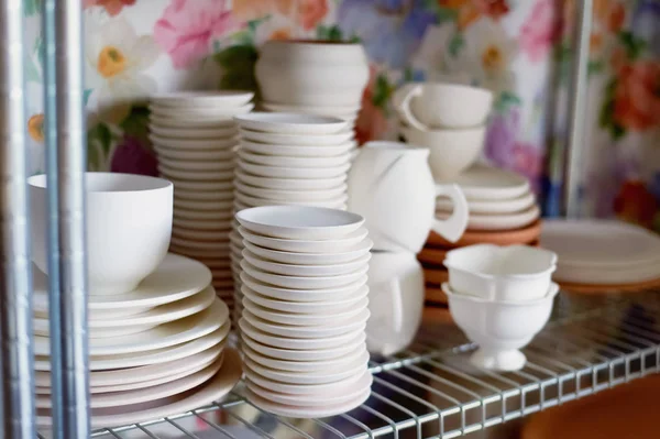 Mutfak eşyaları pişmiş topraktan yapılmış. Resim için boş bırakın. Yaratıcı seramik