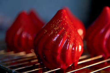 Ateş berry kek, limonlu jöle serdtsevinka içinde yoğunlaştırılmış süt, inanılmaz derecede parlak ayna gibi sırlıdır kaplı hassas bir krem Mus gizleyen ve ganache inanılmaz faydalı oblepiha