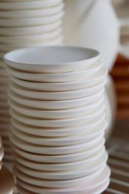 Beyaz yemekleri üzerine beyaz izole kümesi. Plakaları yığını