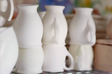 Beyaz yemekleri üzerine beyaz izole kümesi. Plakaları yığını