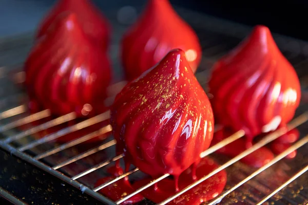 Ateş berry kek, limonlu jöle serdtsevinka içinde yoğunlaştırılmış süt, inanılmaz derecede parlak ayna gibi sırlıdır kaplı hassas bir krem Mus gizleyen ve ganache inanılmaz faydalı oblepiha