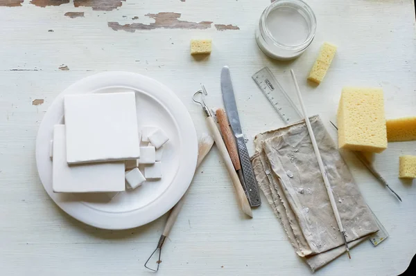 Fransız işyerinde. Resim için boşluklar. Yaratıcı bir atölye. Parlak renklerde minimalist kompozisyon