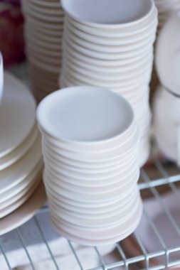 Beyaz yemekleri üzerine beyaz izole kümesi. Plakaları yığını