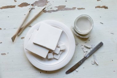 Fransız işyerinde. Resim için boşluklar. Yaratıcı bir atölye. Parlak renklerde minimalist kompozisyon