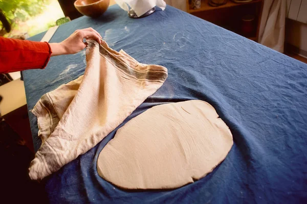 Oficina criativa de cerâmica. Rolos de argila sob um pedaço de tecido de algodão liso.O processo de abertura de argila sob o tecido. .. Fluxo de trabalho — Fotografia de Stock