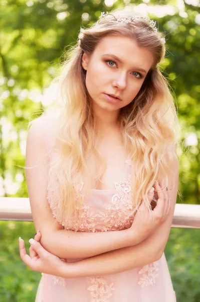 Silueta girando en el sol poniente en los hermosos bosques de la novia en el vestido de melocotón con encaje.Rubia con una buena figura.La sensación de felicidad y serenidad — Foto de Stock