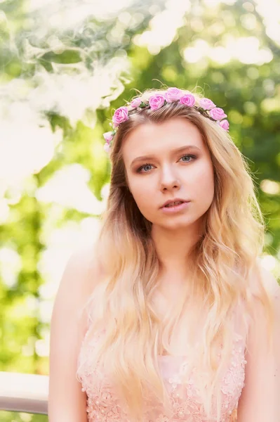 Batan güneşin dantel ile şeftali elbiseli gelinin güzel ormanda dönen siluet. İyi bir rakam ile sarışın. Mutluluk ve huzur hissi