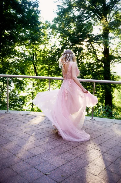 Silhouet wervelende in de ondergaande zon in de mooie bossen van de bruid in de perzik jurk met kant. Blonde met een goed figuur. Het gevoel van geluk en serenity — Stockfoto