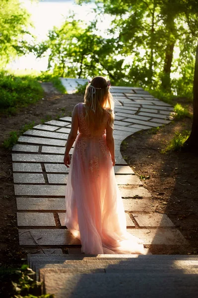 Sylwetka kłębiące się słońce w lesie piękne panny młodej w brzoskwini sukienka z koronką. Blondynka z dobrym wynikiem. Poczucie szczęścia i spokoju — Zdjęcie stockowe