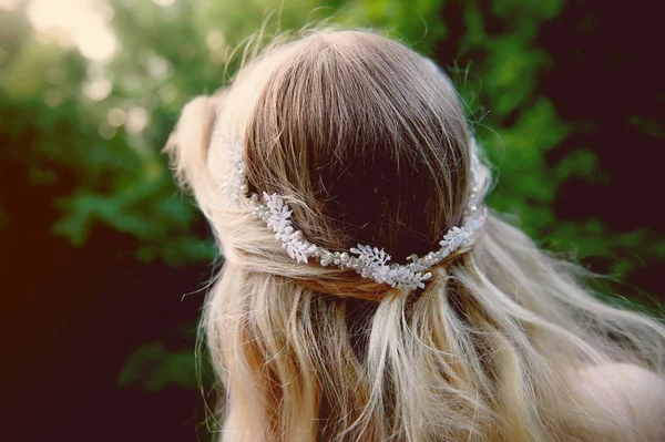 Portret dziewczyny piękne młodej blond w różowe koronki sukni, włosy ozdoba, ręcznie robione. Tenderness.Rear widok, nacisk na włosy — Zdjęcie stockowe
