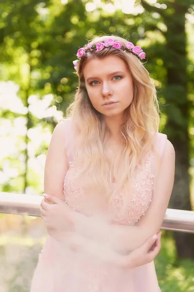 Batan güneşin dantel ile şeftali elbiseli gelinin güzel ormanda dönen siluet. İyi bir rakam ile sarışın. Mutluluk ve huzur hissi